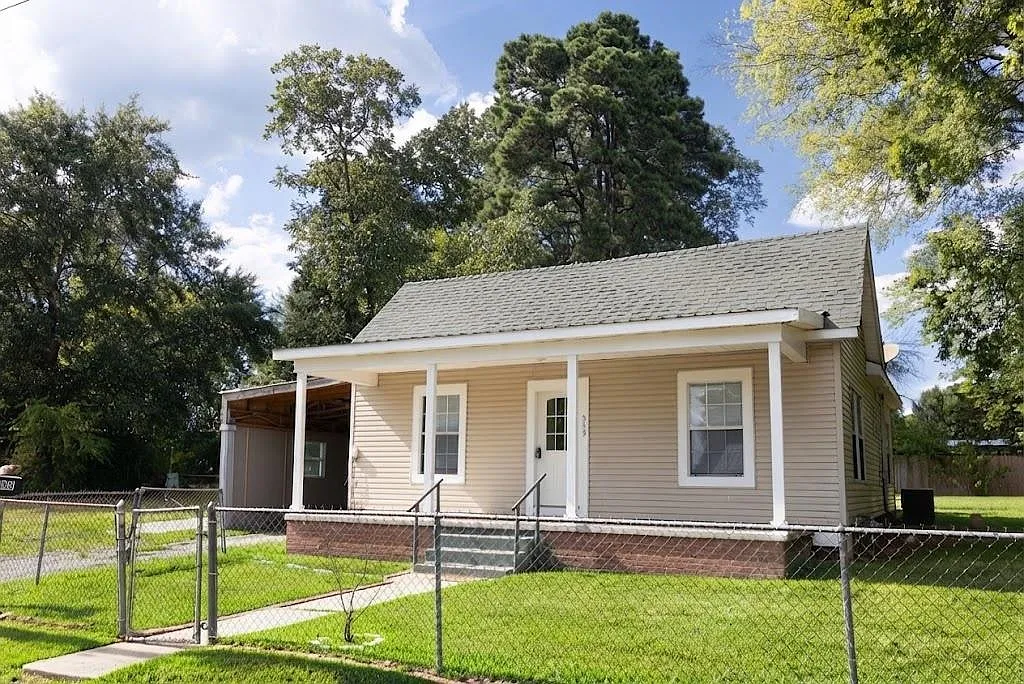 3 bed, 1.0 bath, 1402 sqft, $1,495 — Photo 1