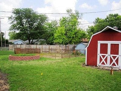 4th image of 2047 Roach St