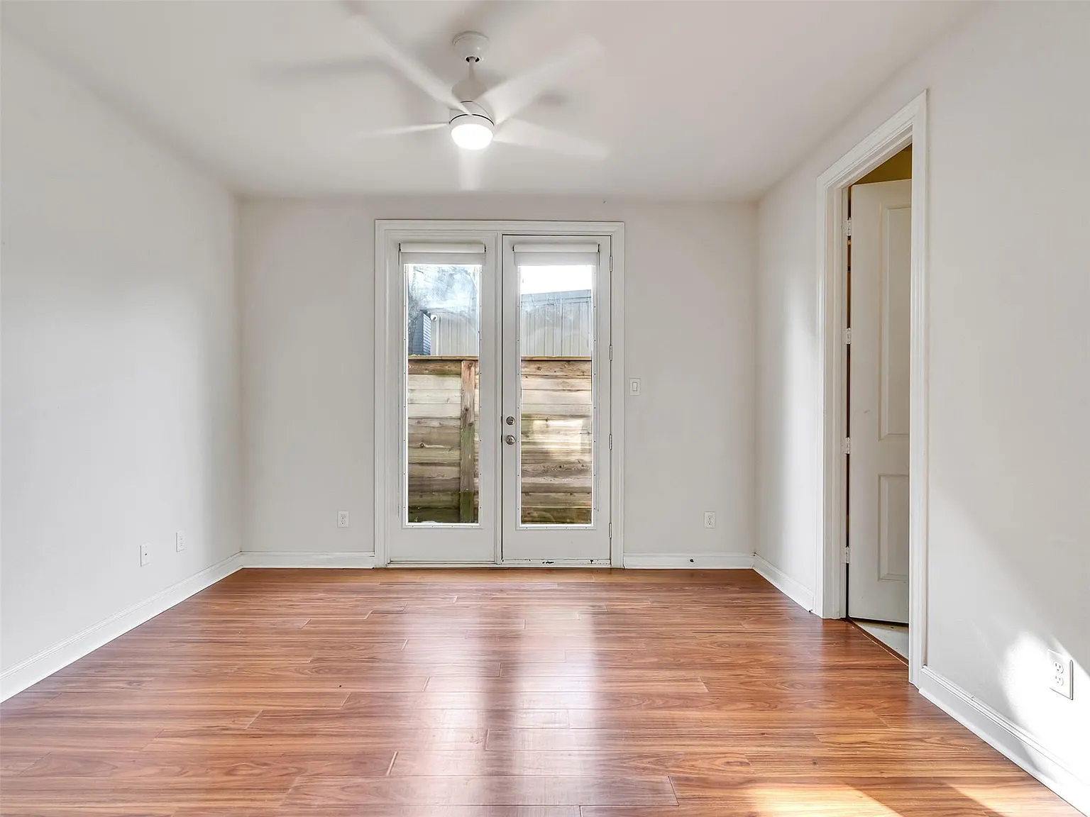 3 bed, 3.5 bath, 2070 sqft, $2,500 — Photo 3