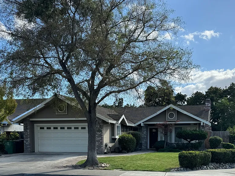 1740 Reyes Ln — Photo 1