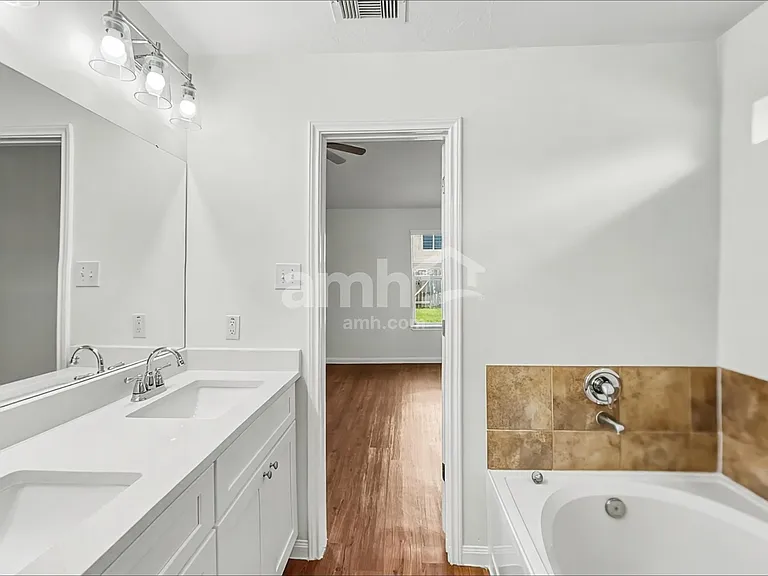 3934 Hawthorn Glen Ct — Photo 10