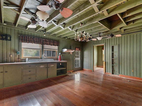 3rd image of 402 Wilkinson St.