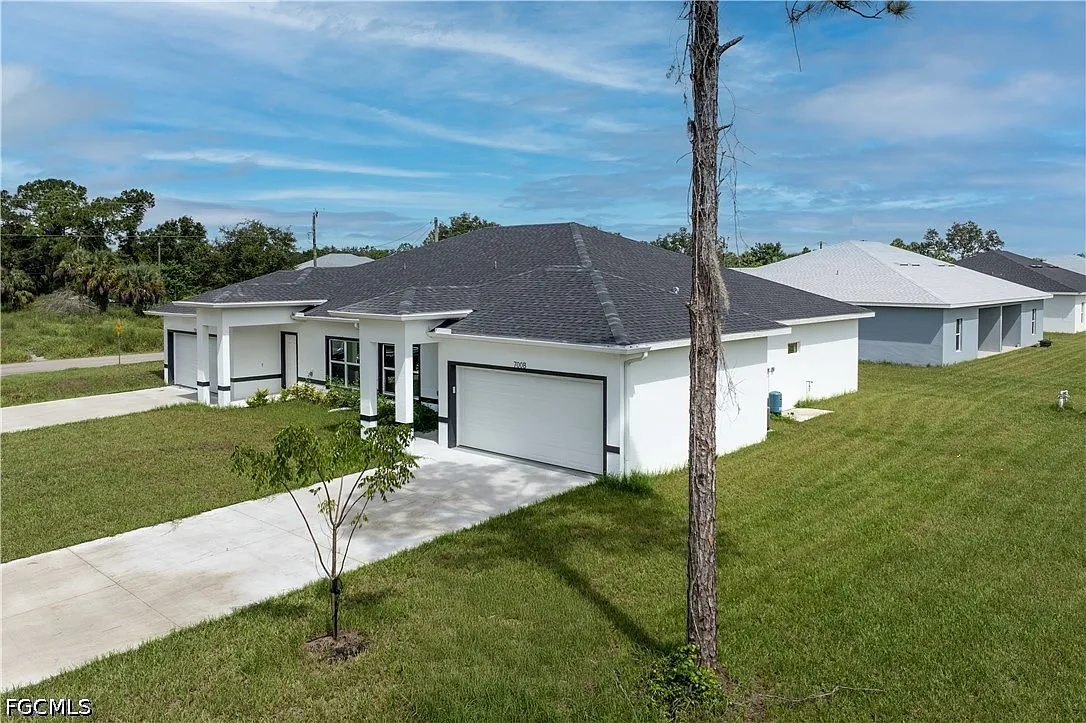 3 bed, 2.0 bath, 2394 sqft, $1,700 — Photo 1