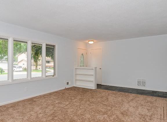 5th image of 173 Emerson Ave W