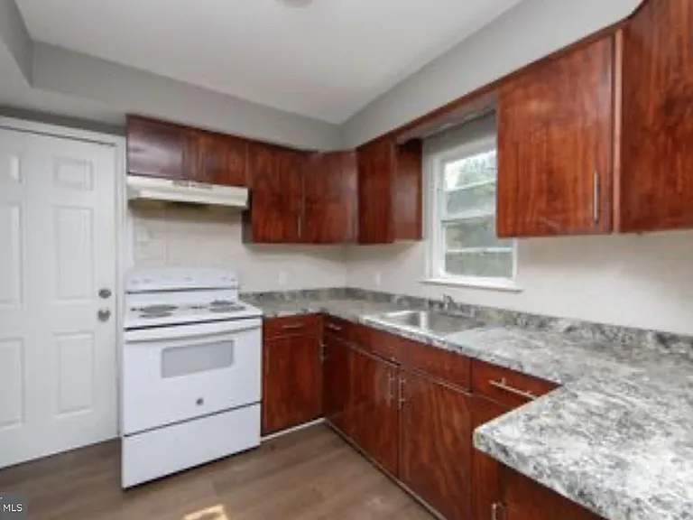 210 W Buck St — Photo 10