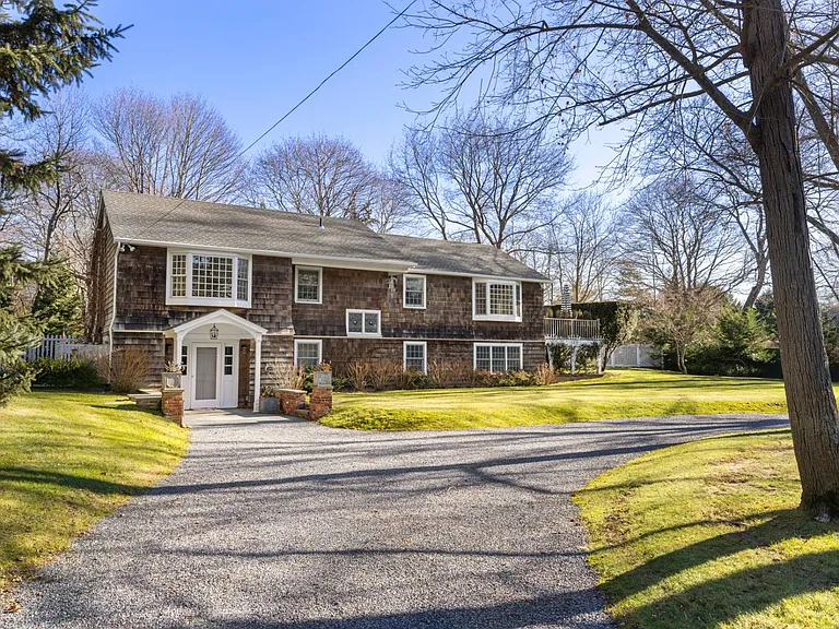 16 Tuckahoe Ln — Photo 1