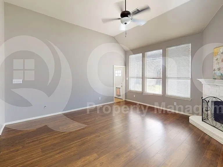 413 Driftwood Ct — Photo 8