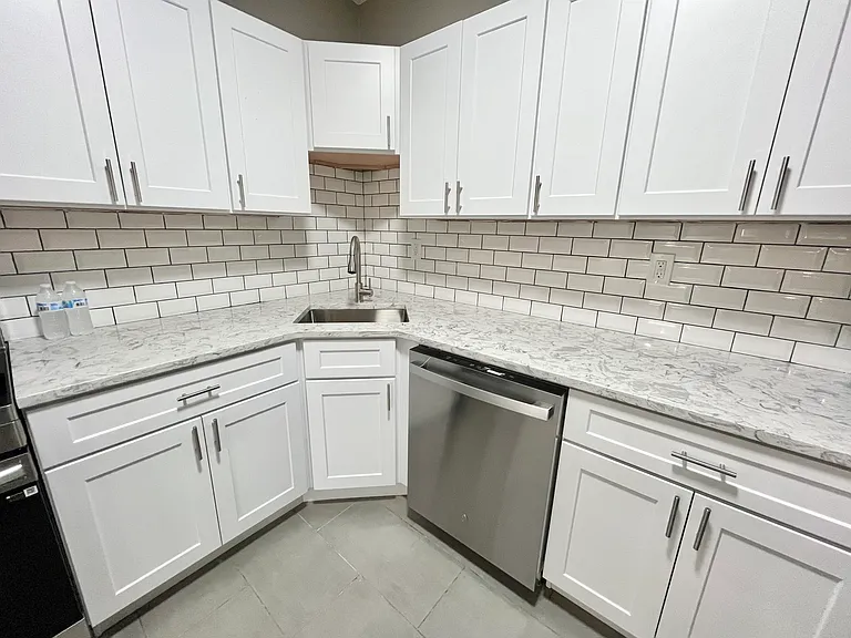 20 Elizabeth St #2 — Photo 3
