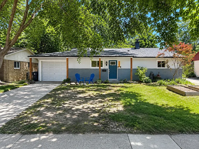 1108 N Maple Rd — Photo 1