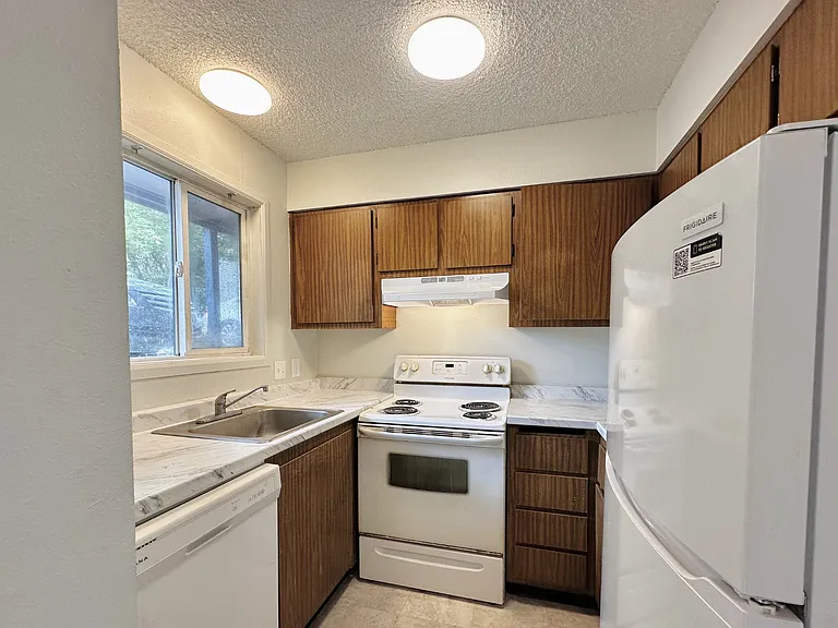 319 E 6th St — Photo 11