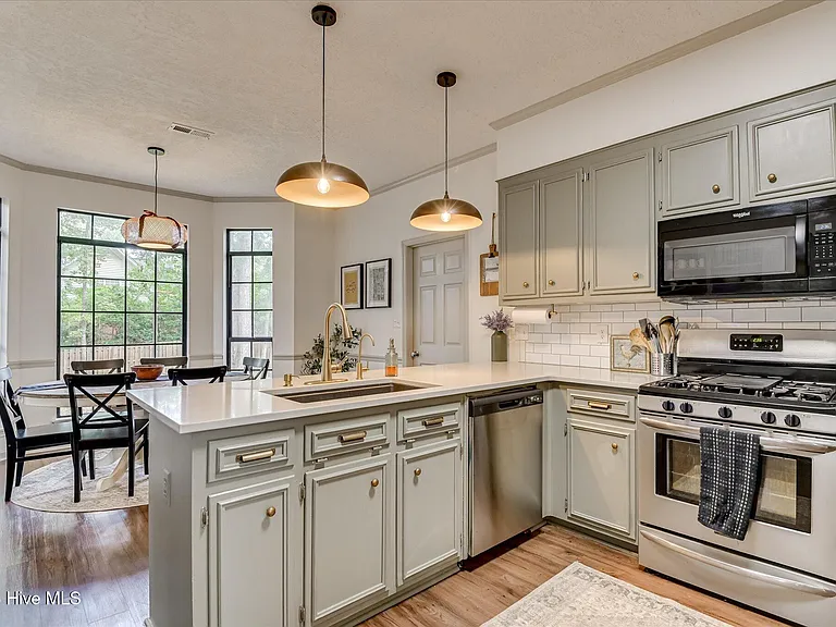 1084 Severn Dr — Photo 10