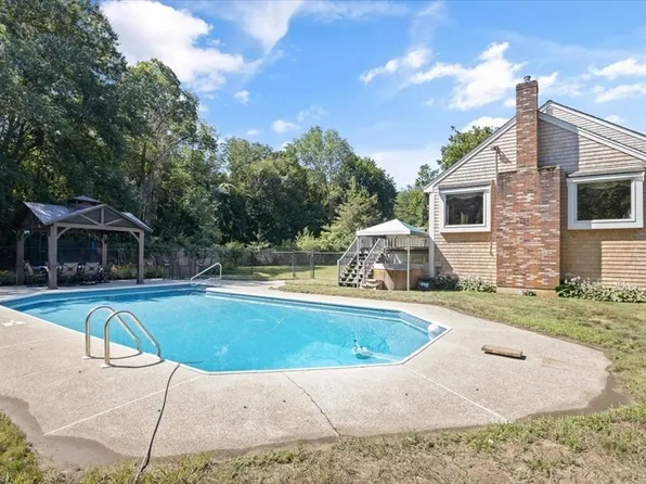 282 King St, Hanson, MA 02341