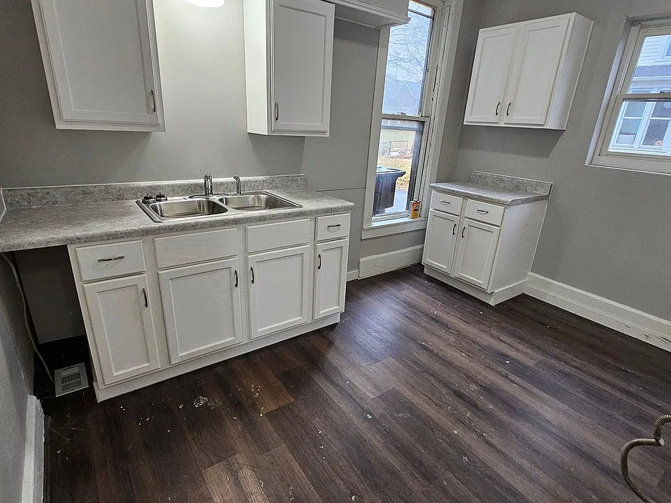 258 W 3rd St