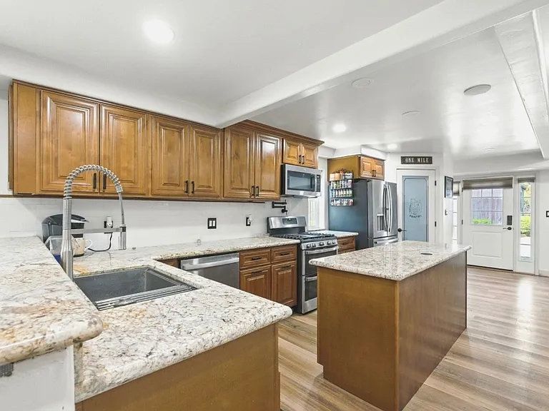 154 Clover St #A — Photo 3