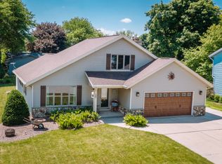 705 Sunset Dr, Hartford, WI 53027