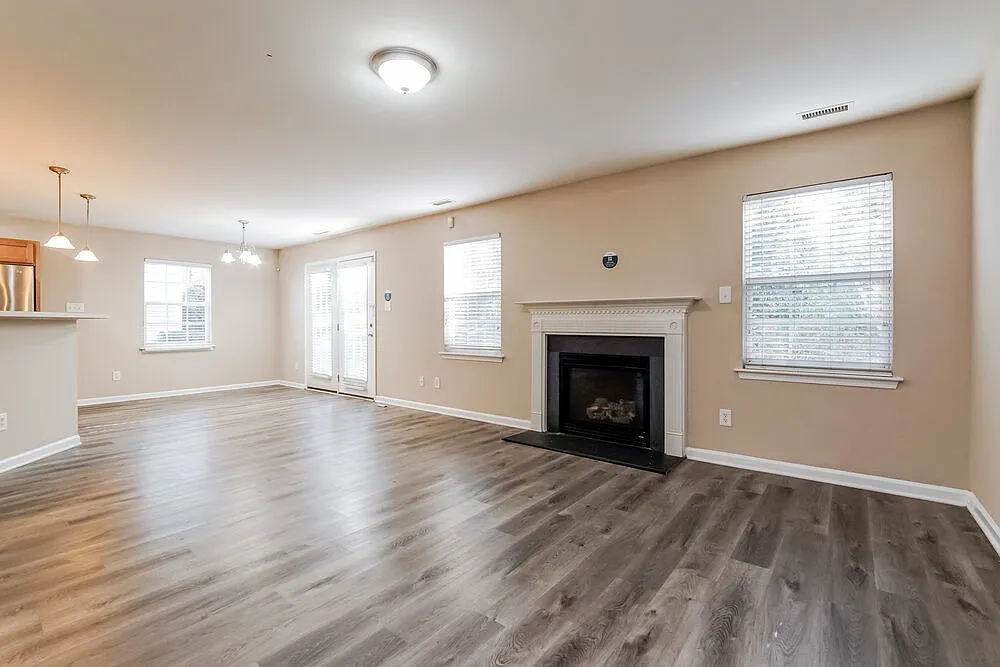 3 bed, 2.5 bath, 2328 sqft, $3,120 — Photo 4