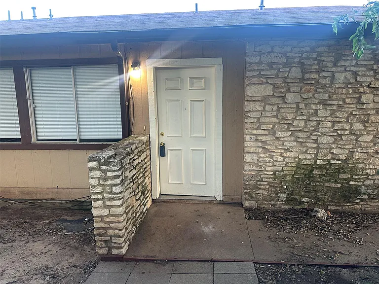 2602 S Bagdad Rd #A — Photo 3