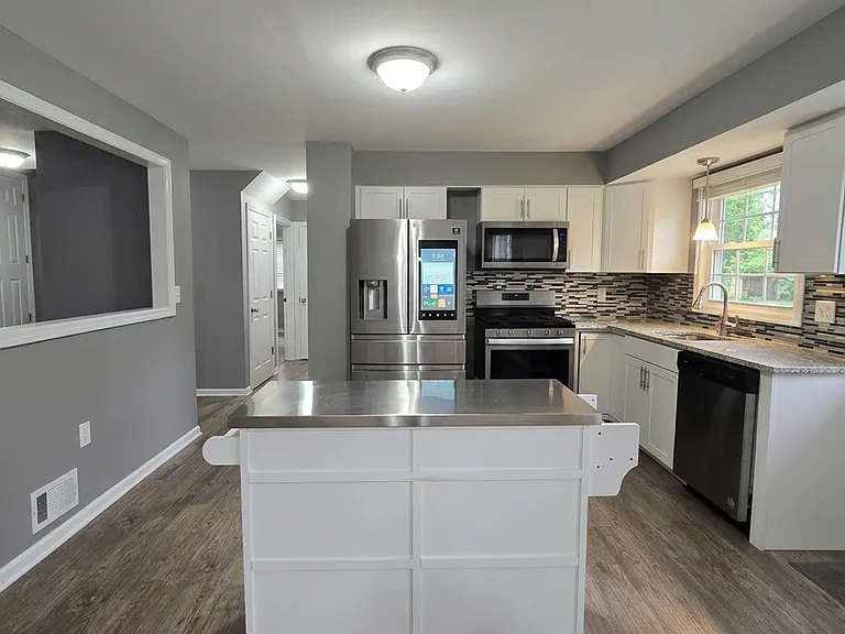 1032 Valley Stream Rd — Photo 5