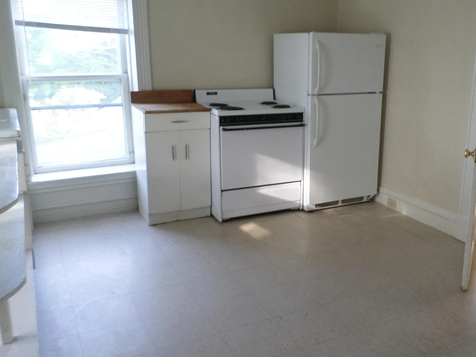 3 bed, 700 sqft, $2,300 — Photo 2