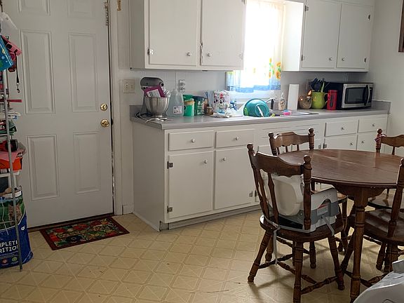 3rd image of 208 Oak St