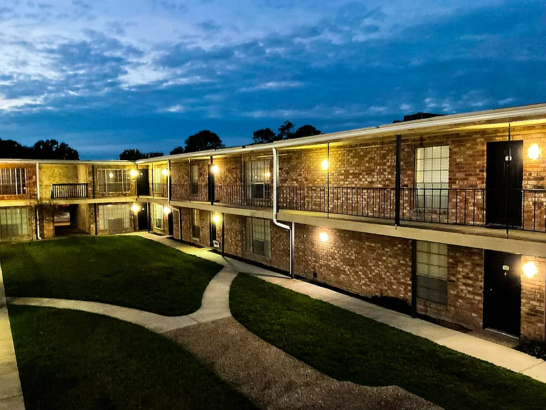 Bateswood Manor Apartments — Photo 5