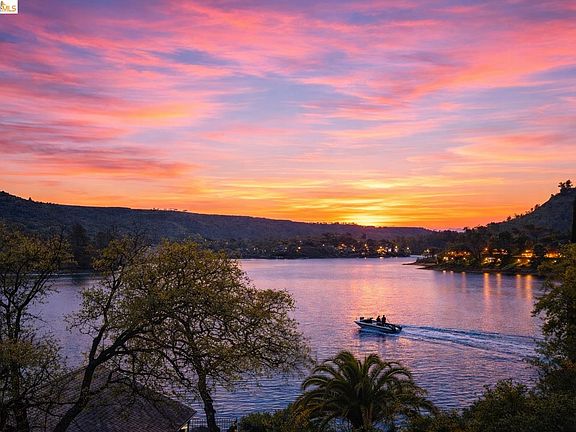 3rd image of 867 Foothill Rd