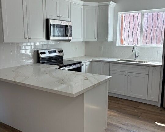 4th image of 449 W 74th St