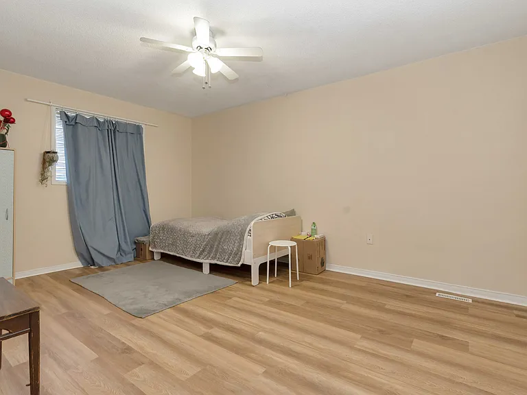 50 Chalmers Dr — Photo 15