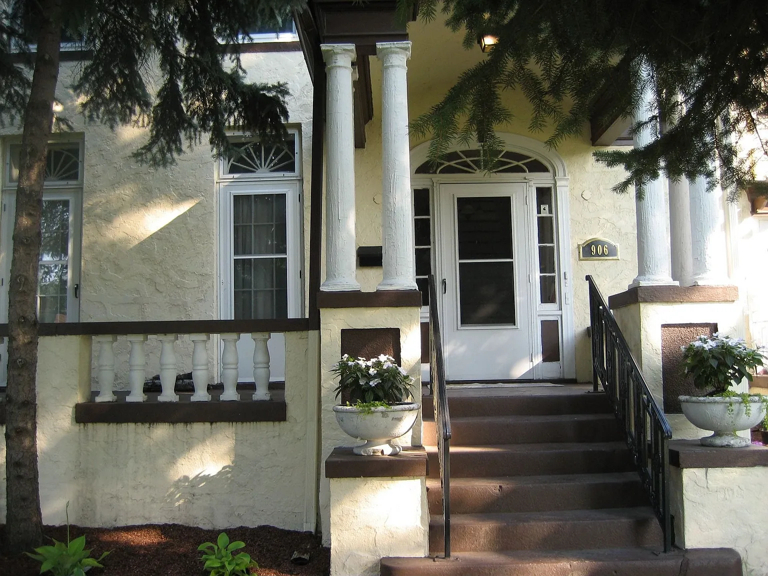 906 NE Glen Oak Ave photo 1