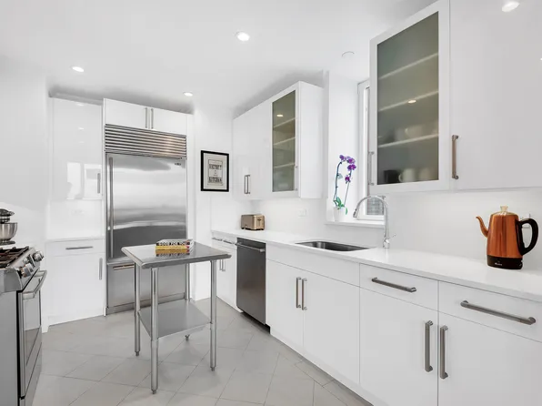 351 East 51st Street PH7A image 3 of 13