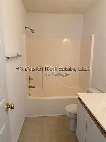 6040 Old Collinsville Rd #5 — Photo 9