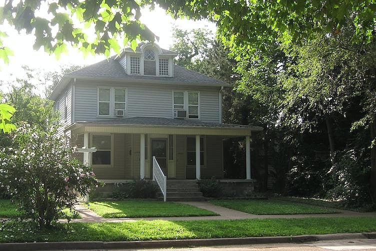 The unit being advertised is on the upper right in this phot