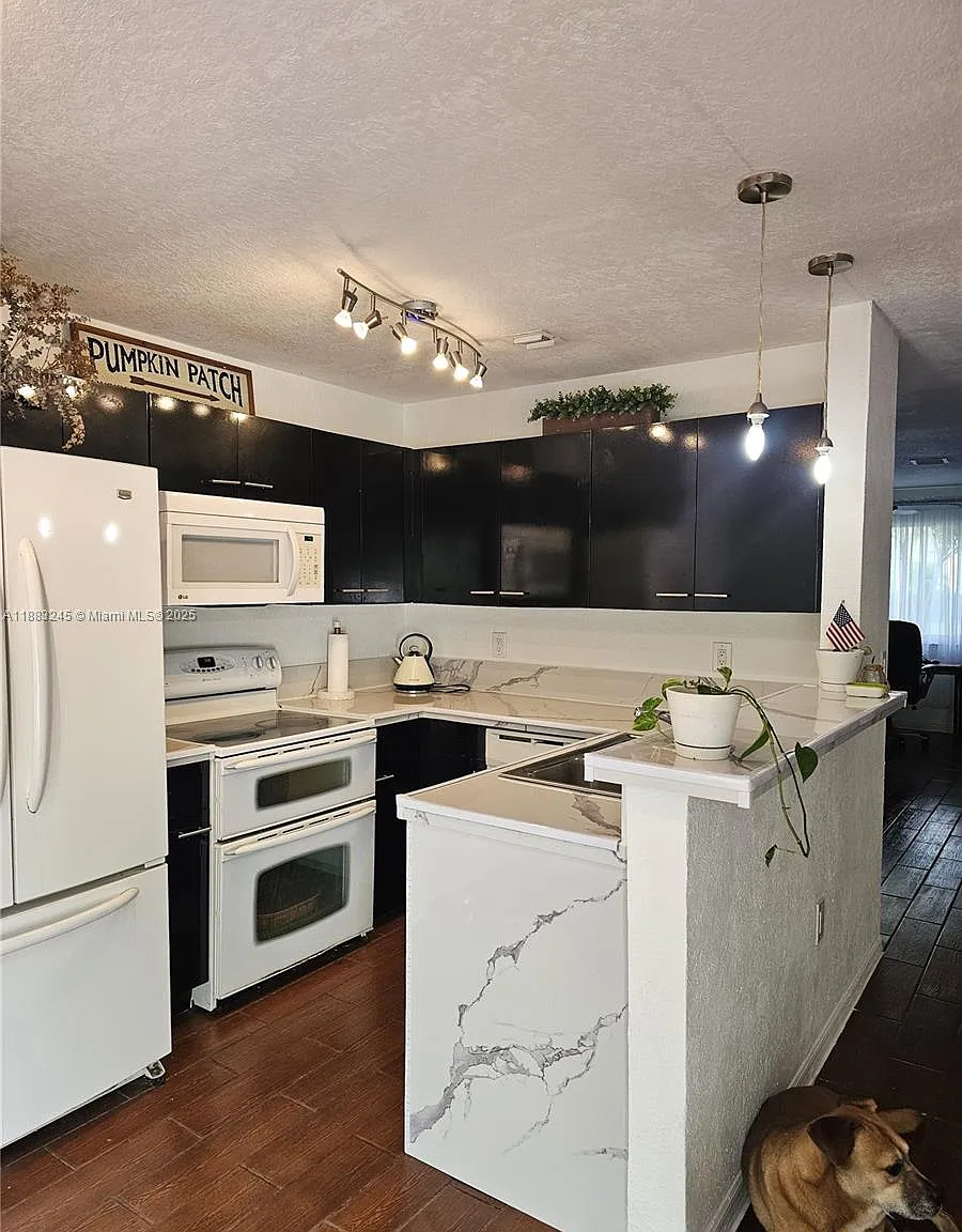 3 bed, 2.5 bath, 1409 sqft, $3,000 — Photo 2
