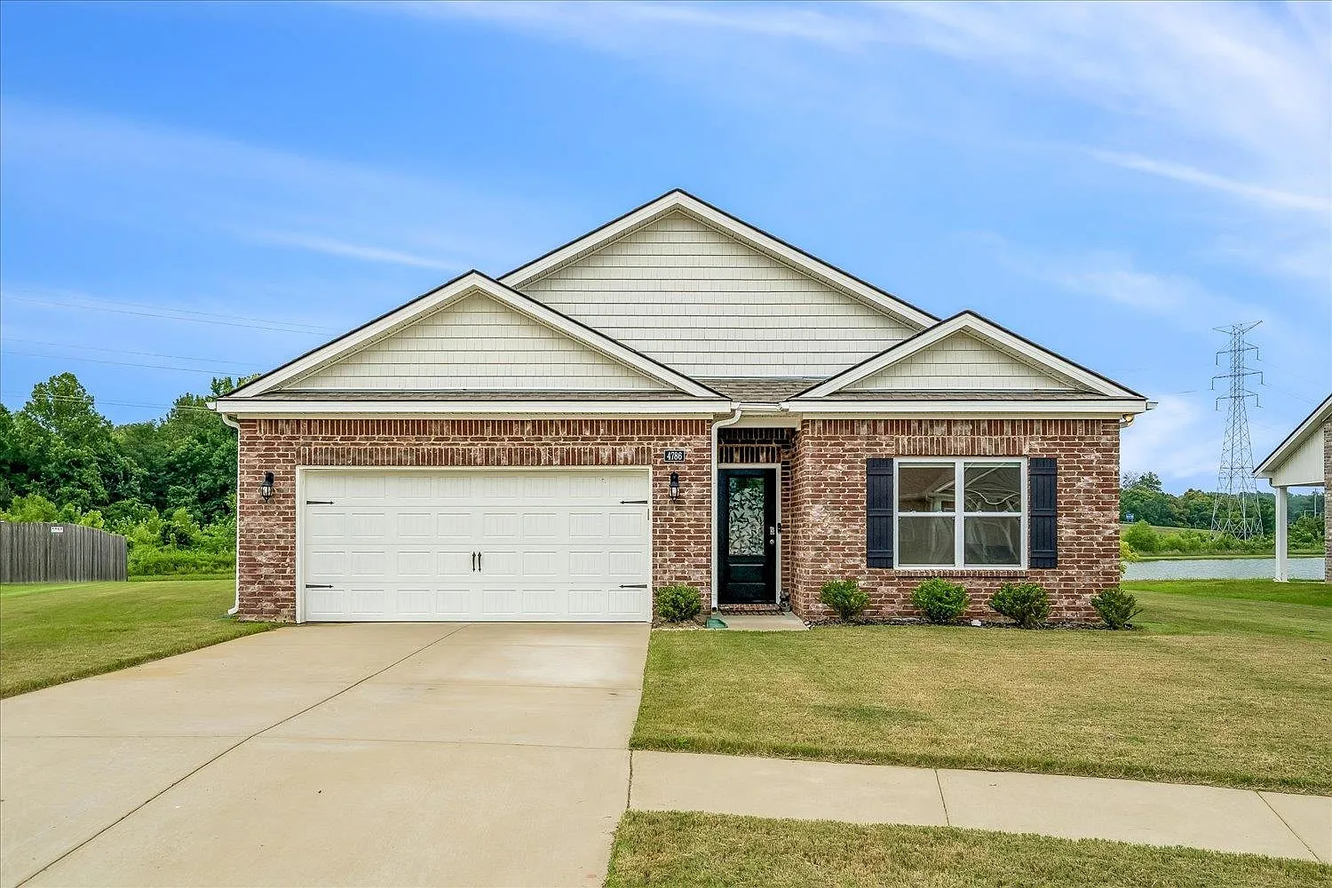 4 bed, 2.0 bath, 1833 sqft, $2,100 — Photo 2