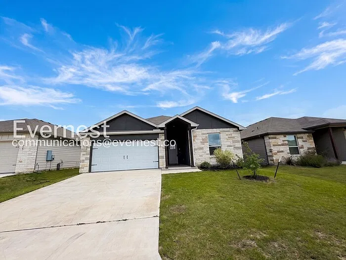 2231 Hornbeam St — Photo 2