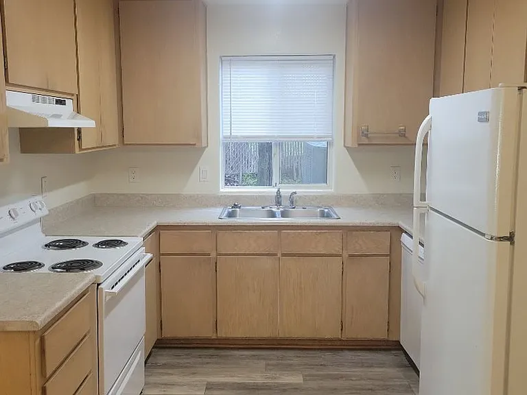 2039 Campus Dr — Photo 6