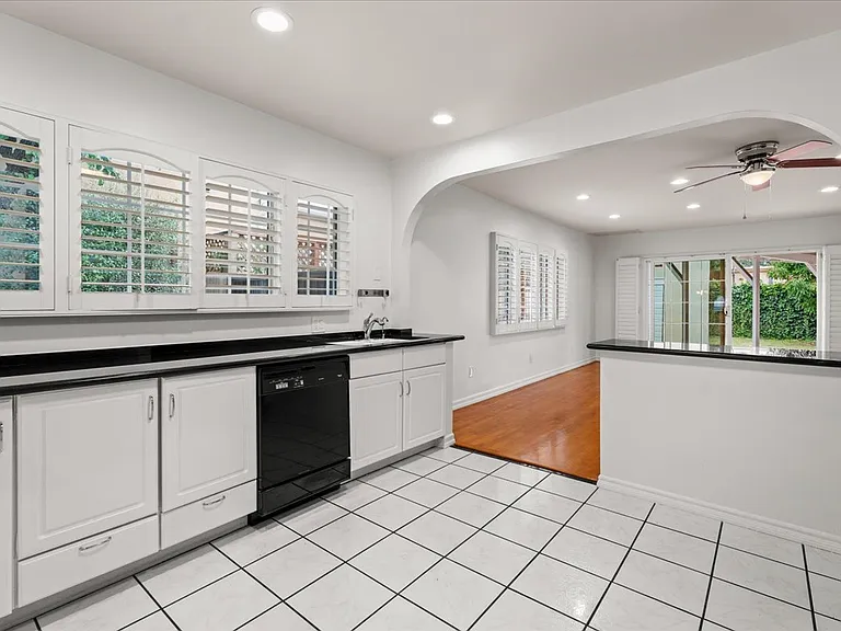 2126 Selby Ave — Photo 9