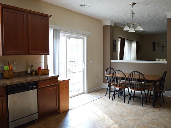 3rd image of 5 Lincolnshire Ln