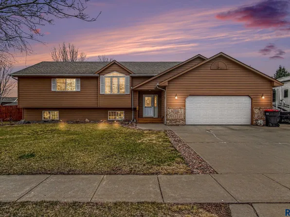301 W River Oak St, Brandon, SD 57005