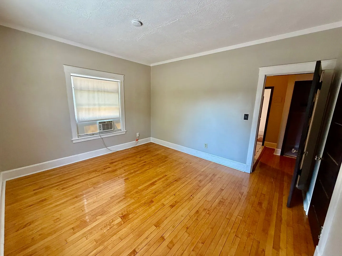 522 E Chestnut — Photo 4