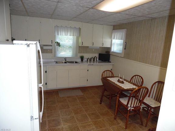 2nd image of 402 Warren St