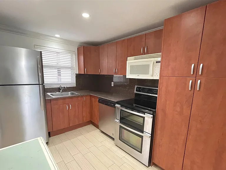 9411 Evergreen Pl #302 — Photo 4