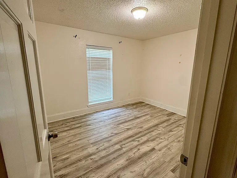 300 Live Oak Ct — Photo 9