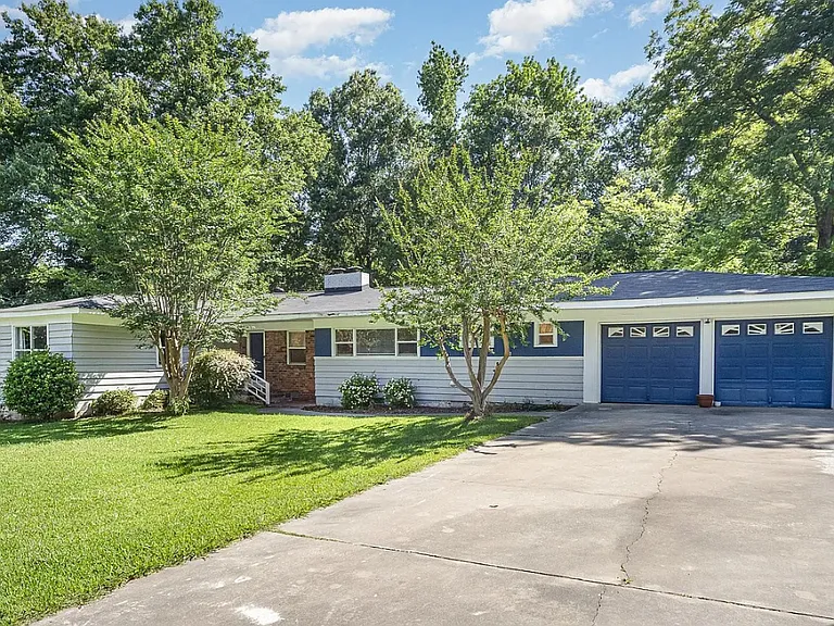 409 Edgewood Ct — Photo 1