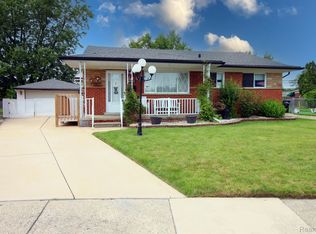 27355 W Crestmont St, Roseville, MI 48066