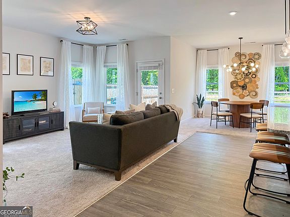 4th image of 120 Royal Oak Dr NE