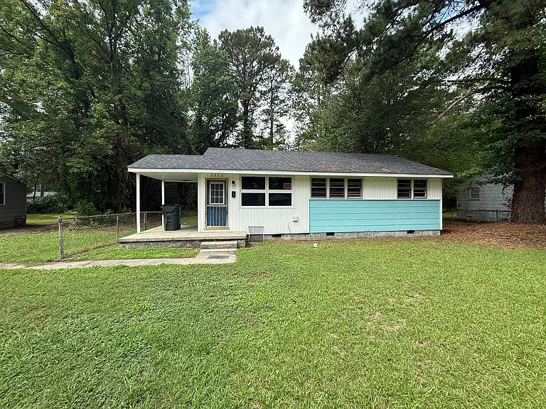 2206 Hawthorne Ave — Photo 1