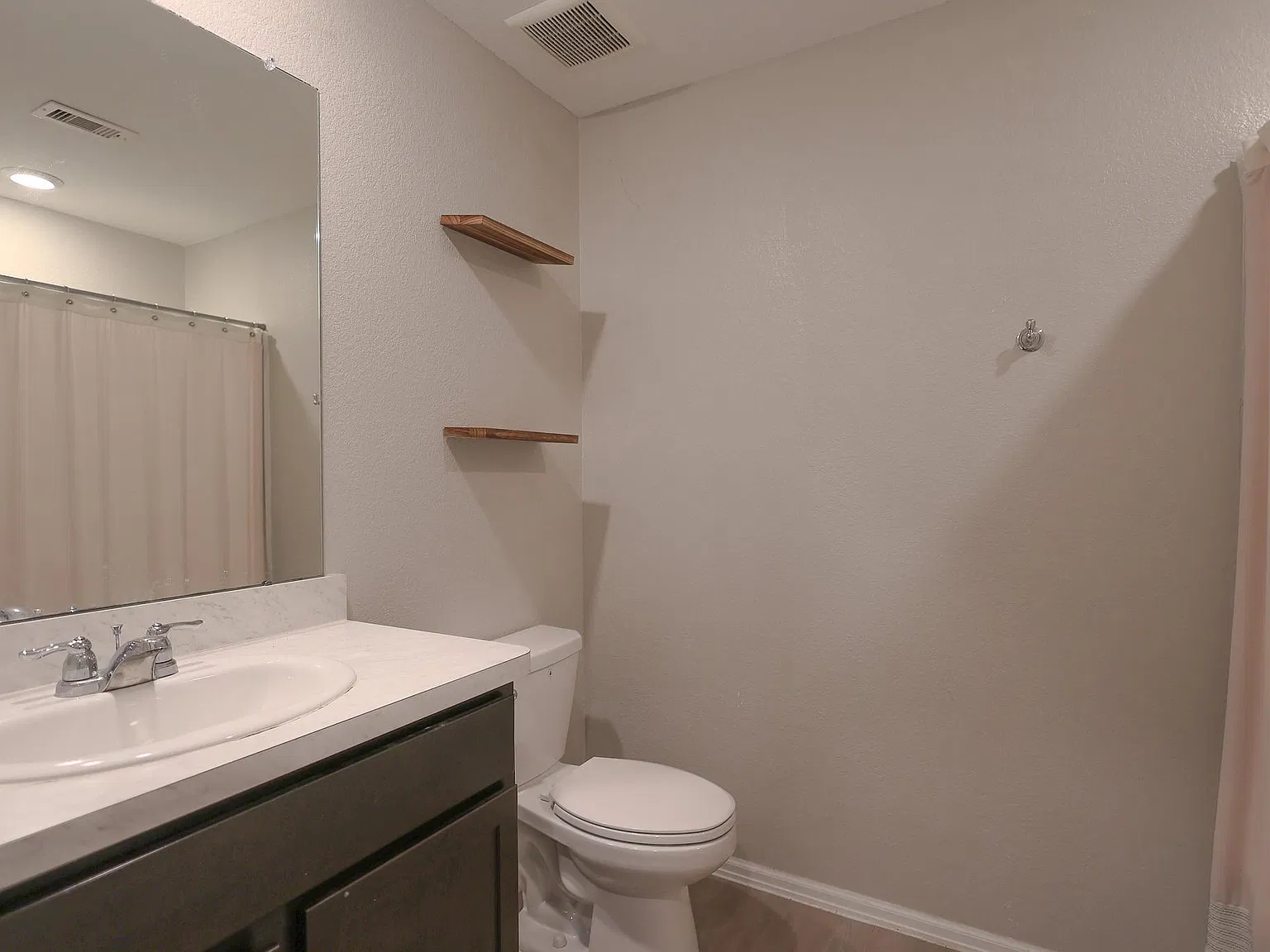 4 bed, 2.0 bath, 1690 sqft, $2,300 — Photo 4