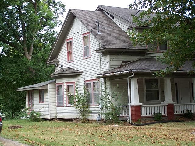 2nd image of 580 S Lyon Ave