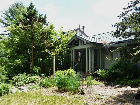 445 County Rd, Becket, MA 01223